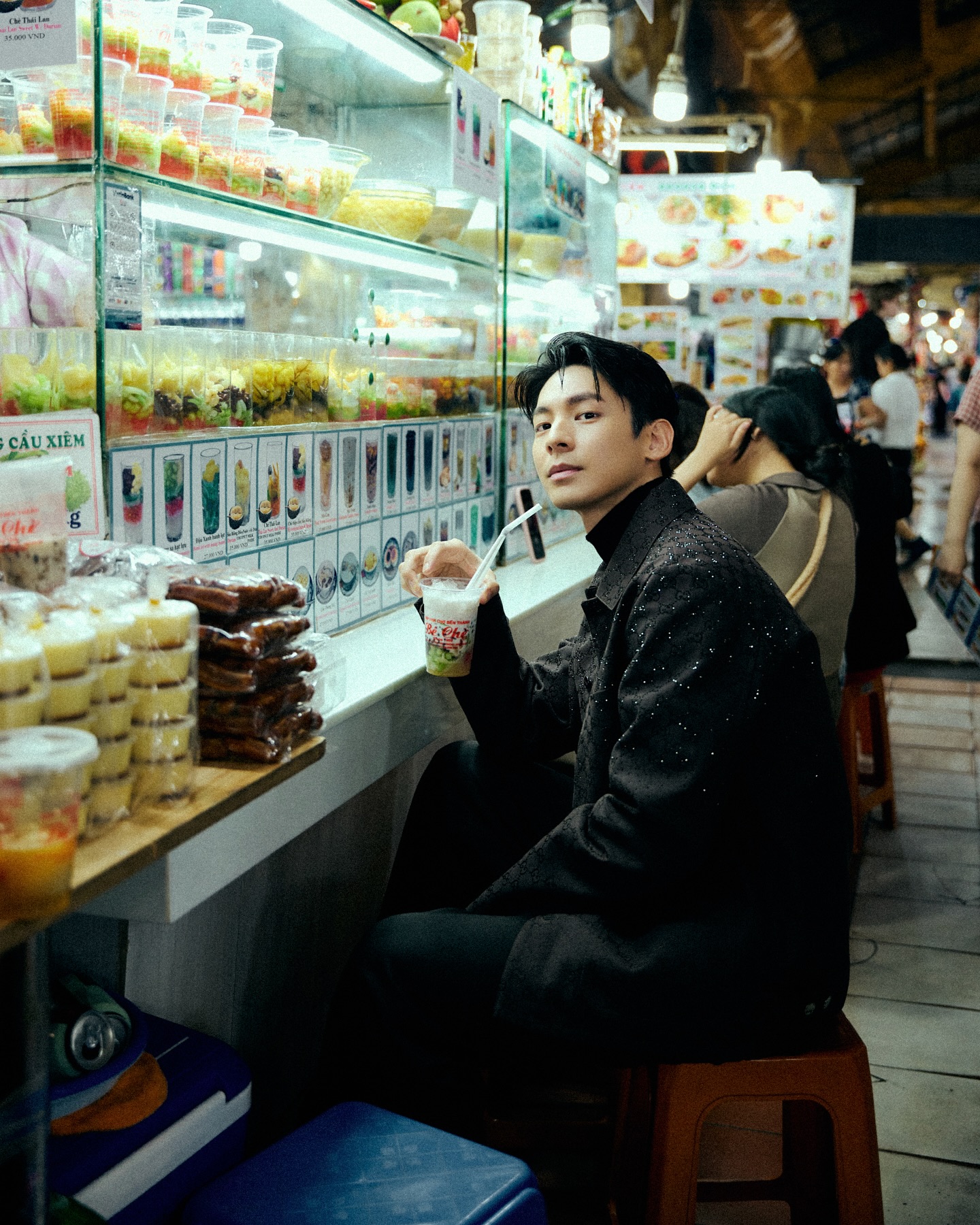Lộ ảnh nam thần hạng A đình đám châu Á đi chợ Bến Thành, ngồi ăn chè mà đẹp hơn cả bìa tạp chí- Ảnh 7.