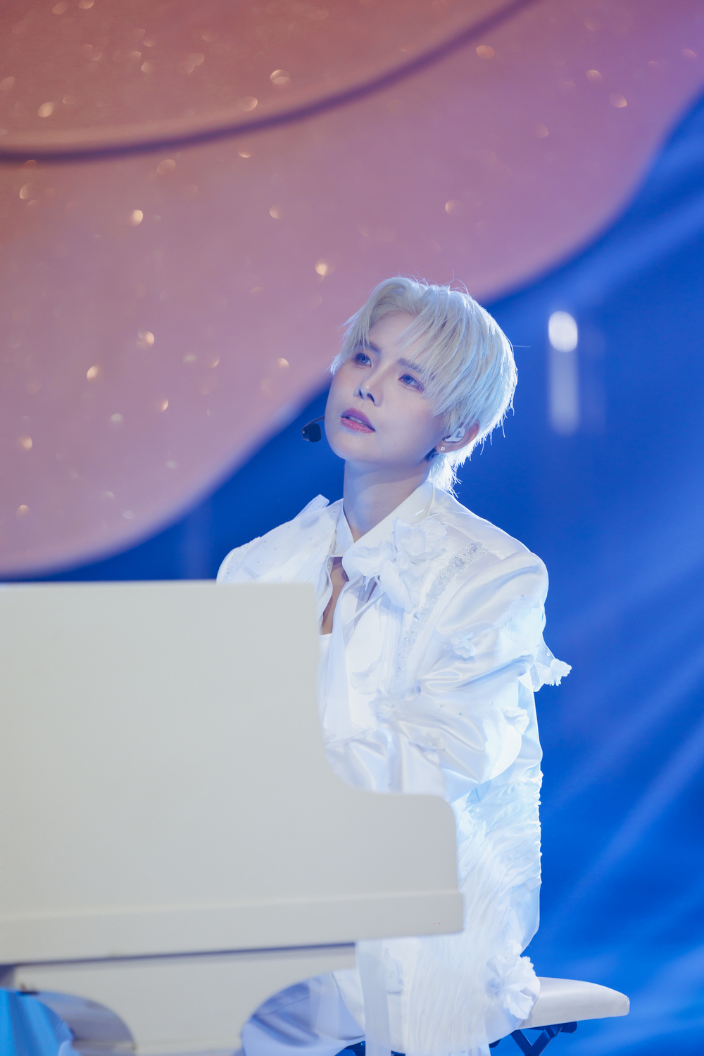  
Vũ Cát Tường thể hiện một ca khúc tiếng Anh.