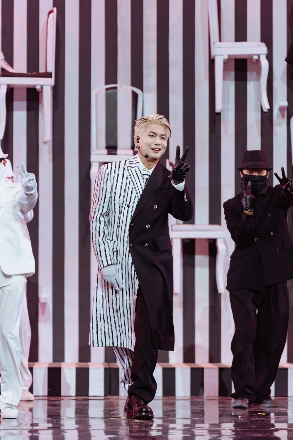  
BigDaddy có phần trình diễn độc đáo hai màu trắng đen trên sân khấu.