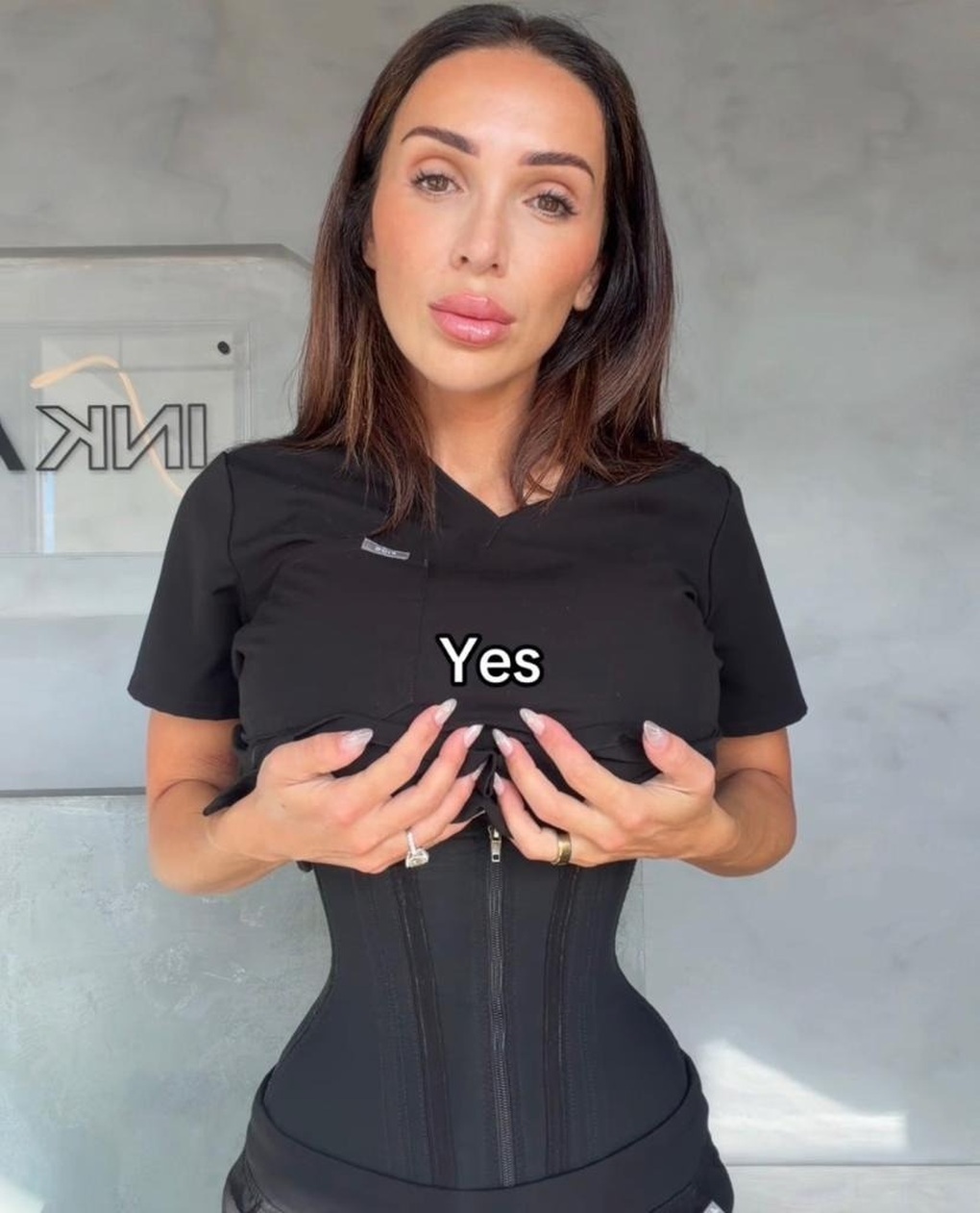 Ám ảnh siêu gầy: Cắt 6 xương sườn, uống thuốc vô độ để đẹp như ngôi sao - 2