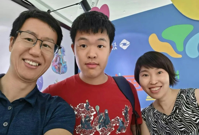 Giáo sư Jiang Lai (bìa phải) cùng chồng và con trai. Ảnh: HK01