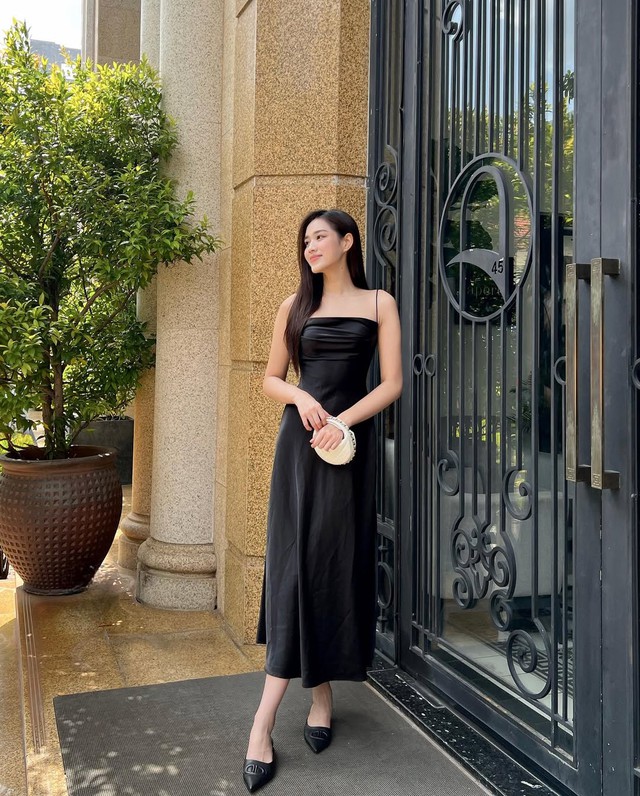 Váy hai dây giúp nàng khoe trọn nét gợi cảm sang chảnh- Ảnh 6. Váy hai dây giúp nàng khoe trọn nét gợi cảm sang chảnh- Ảnh 6.