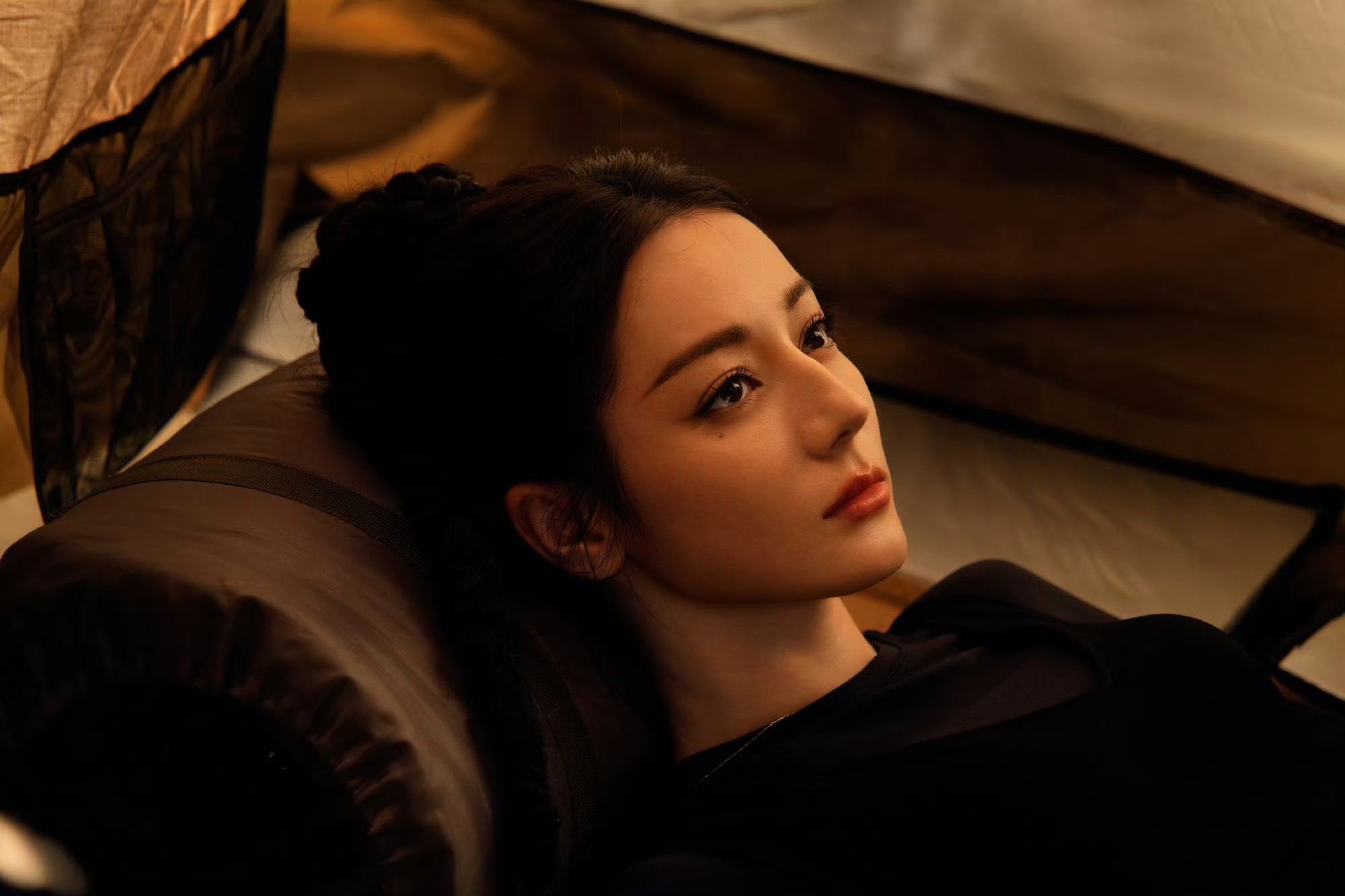 Cặp lông mày của Địch Lệ Nhiệt Ba gây tranh cãi trong Kiêu Khởi Thanh Nhưỡng - Ảnh 4. Cặp lông mày của Địch Lệ Nhiệt Ba gây tranh cãi trong Kiêu Khởi Thanh Nhưỡng - Ảnh 4.