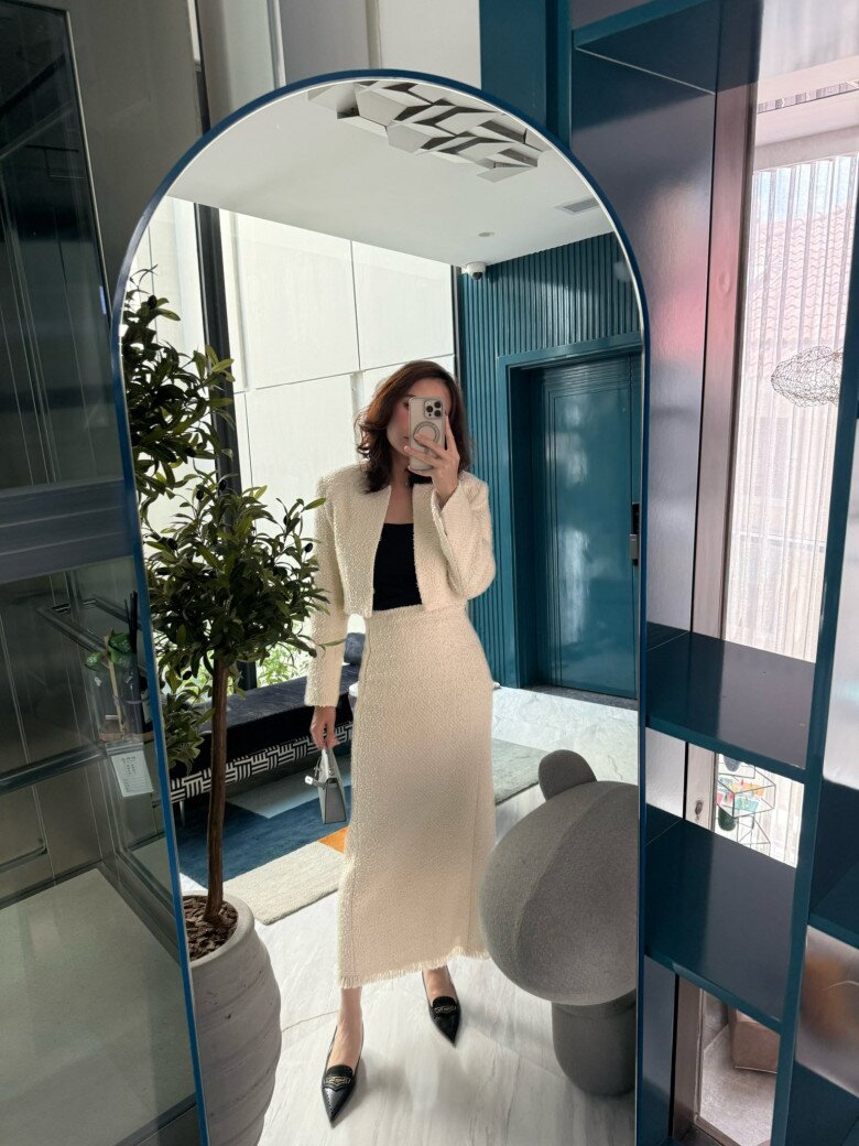 Ngay cả khi diện váy, cô vẫn toát lên vẻ thanh lịch, nhã nhặn.