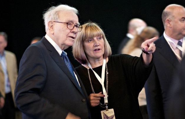 Chuyện khó tin trong gia đình Warren Buffett: Con gái duy nhất hơn 20 tuổi mới biết cha là tỷ phú, từng phải giao đồ ăn, bán báo để kiếm tiền- Ảnh 3.