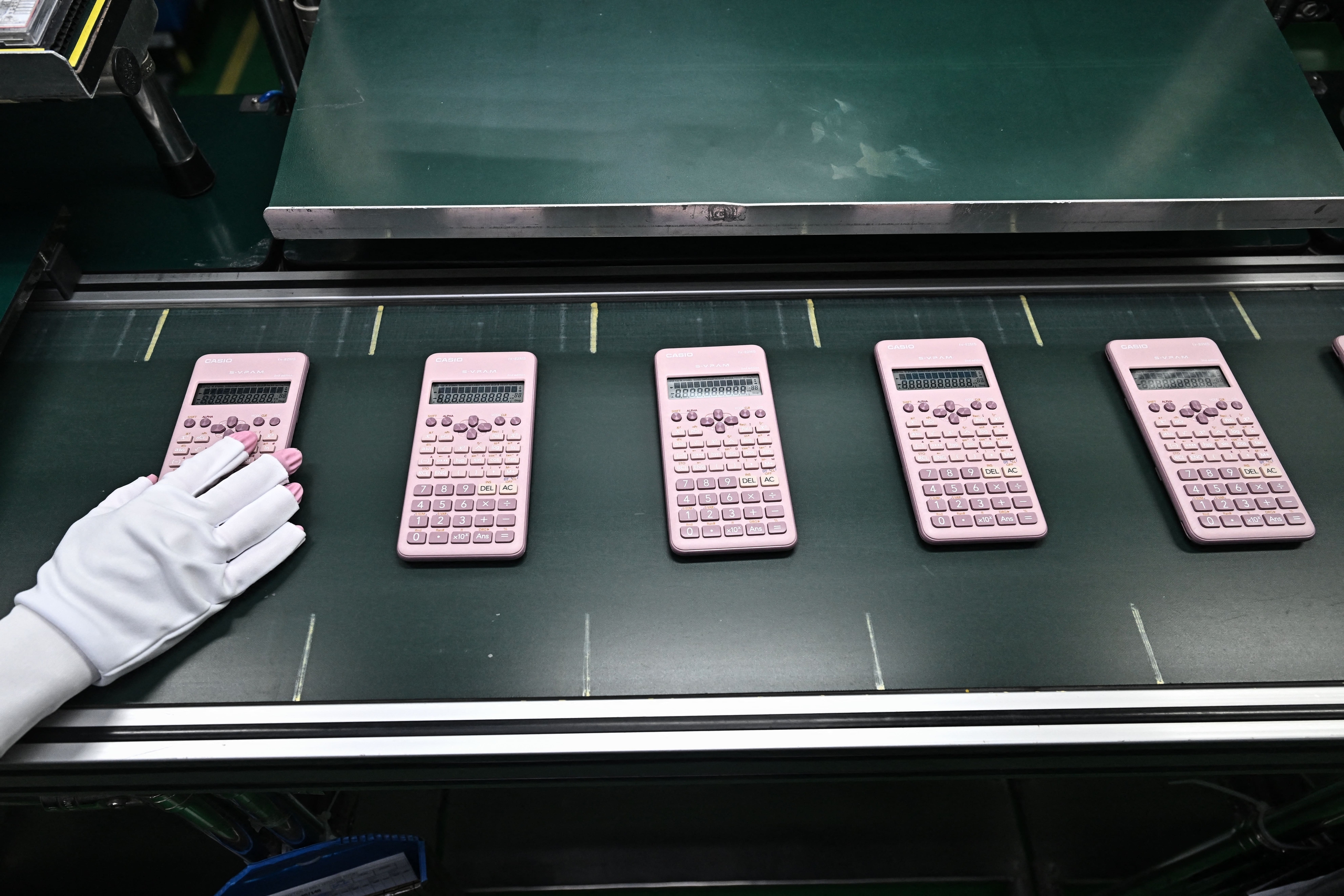 Vì sao máy tính cầm tay vẫn sống khỏe dù AI ngày càng thông minh? 2 máy tính cầm tay - Ảnh 2.