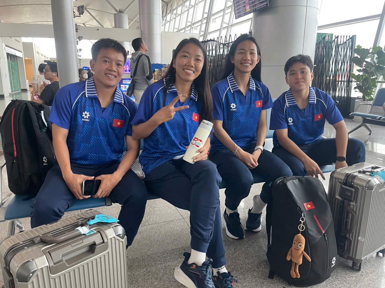 Đội tuyển nữ Việt Nam tươi rói, nối tiếp U.23 sang Thái Lan chinh phục HCV SEA Games 33- Ảnh 3.