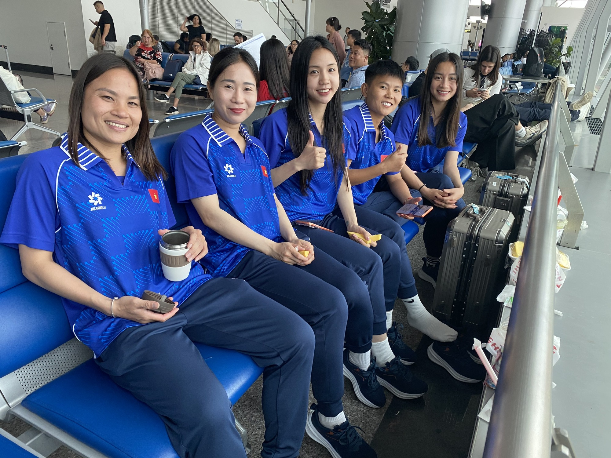 Đội tuyển nữ Việt Nam tươi rói, nối tiếp U.23 sang Thái Lan chinh phục HCV SEA Games 33- Ảnh 4.