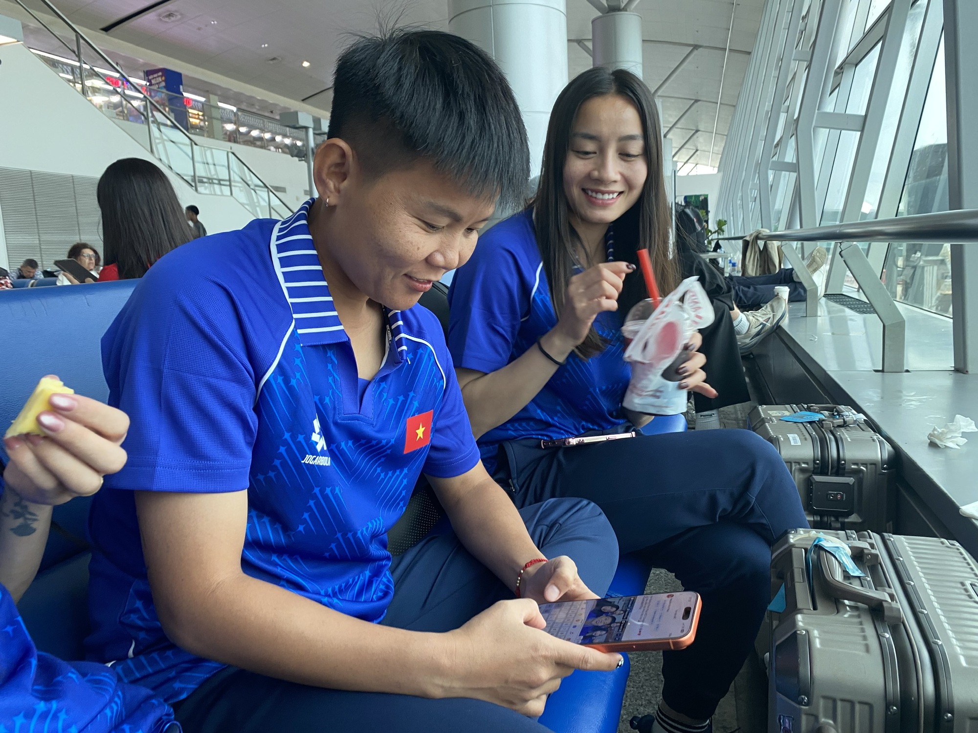 Đội tuyển nữ Việt Nam tươi rói, nối tiếp U.23 sang Thái Lan chinh phục HCV SEA Games 33- Ảnh 6.