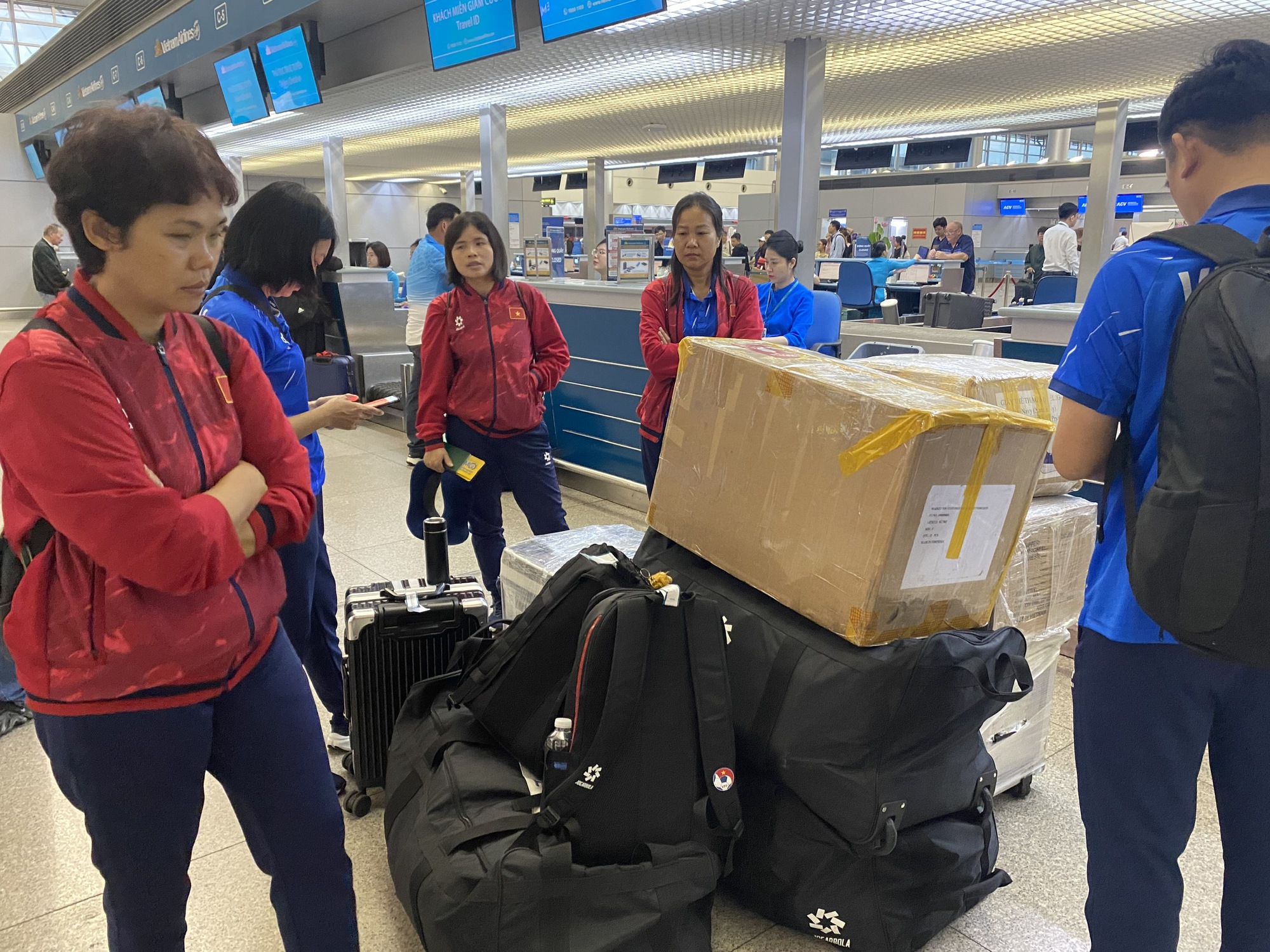 Đội tuyển nữ Việt Nam tươi rói, nối tiếp U.23 sang Thái Lan chinh phục HCV SEA Games 33- Ảnh 9.