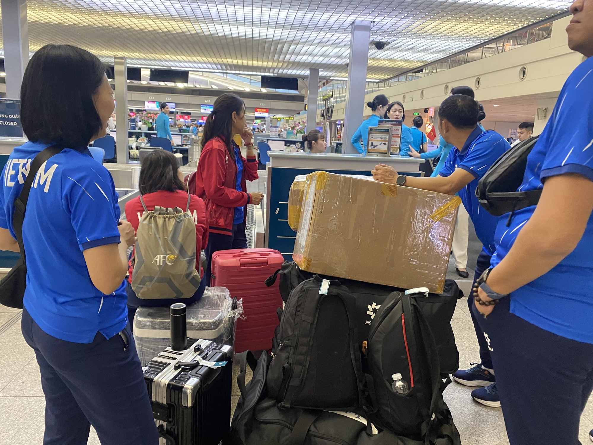 Đội tuyển nữ Việt Nam tươi rói, nối tiếp U.23 sang Thái Lan chinh phục HCV SEA Games 33- Ảnh 10.