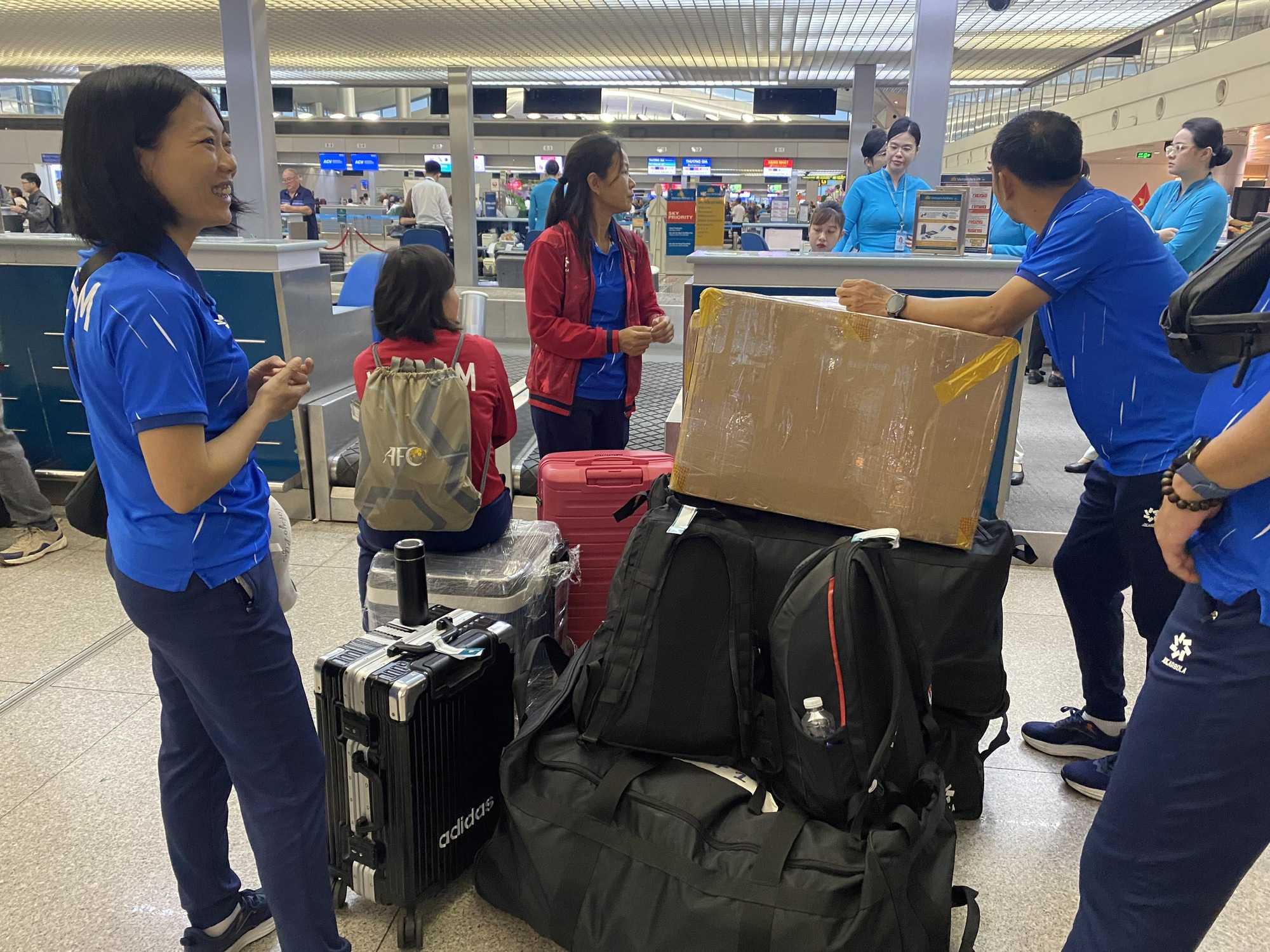 Đội tuyển nữ Việt Nam tươi rói, nối tiếp U.23 sang Thái Lan chinh phục HCV SEA Games 33- Ảnh 11.