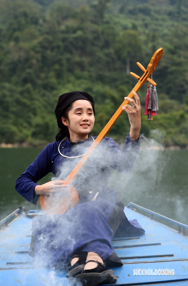 Rừng cổ thụ khoác áo mới bên hồ nước ngọt đẹp nhất thế giới 12 Rừng cổ thụ 'khoác áo mới' bên hồ nước ngọt đẹp nhất thế giới - 11