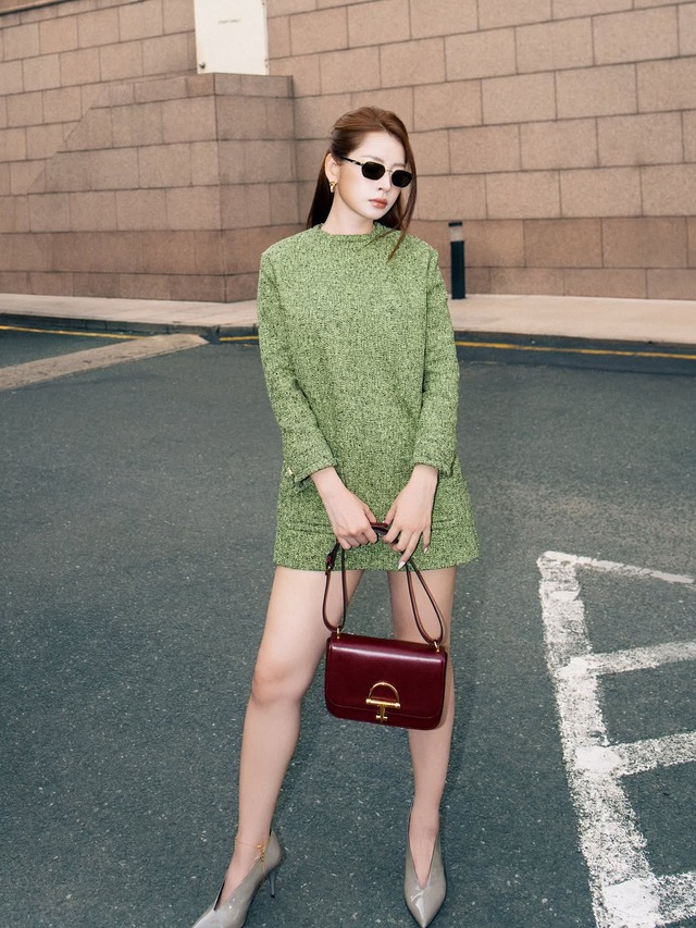 Túi xách đỏ đang khuấy đảo phong cách đường phố- Ảnh 3.