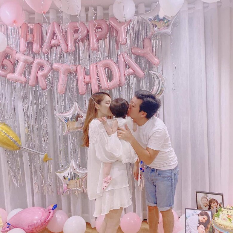 Con gái Trường Giang một thời được "giấu kỹ" nay đi diễn ở nơi đông người, lớn lên là "bản sao" của mẹ 4 Thời điểm Destiny còn bé, vợ chồng Nhã Phương chọn giấu mặt con.