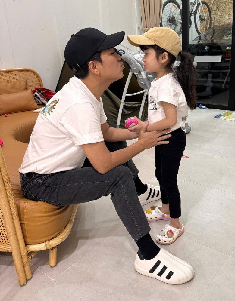 Con gái Trường Giang một thời được "giấu kỹ" nay đi diễn ở nơi đông người, lớn lên là "bản sao" của mẹ 10 Trường Giang nổi tiếng yêu chiều con gái.