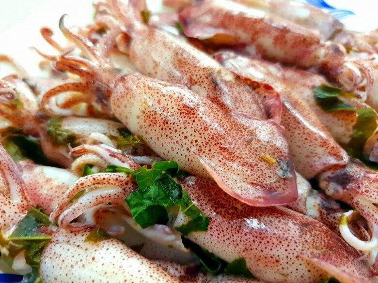 Video tham khảo thêm cách làm sạch mực tươi (nguồn: CookingAddiction)