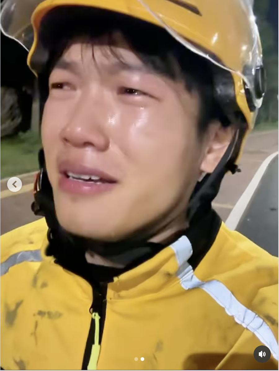 Đang giao đồ ăn, shipper bật khóc giữa đường, nức nở kể lại lý do khiến MXH lặng người- Ảnh 2.