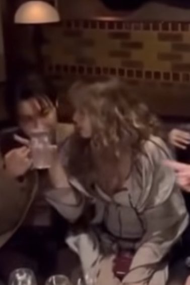 Tóm Lisa (BLACKPINK) thân mật sát rạt nam thần giàu nhất BTS, bạn trai tài phiệt có mà ghen 