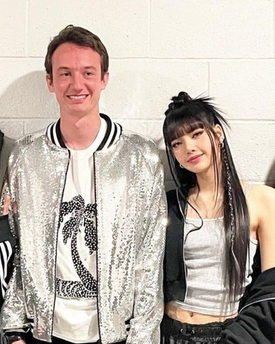 Tóm Lisa (BLACKPINK) thân mật sát rạt nam thần giàu nhất BTS, bạn trai tài phiệt có mà ghen 