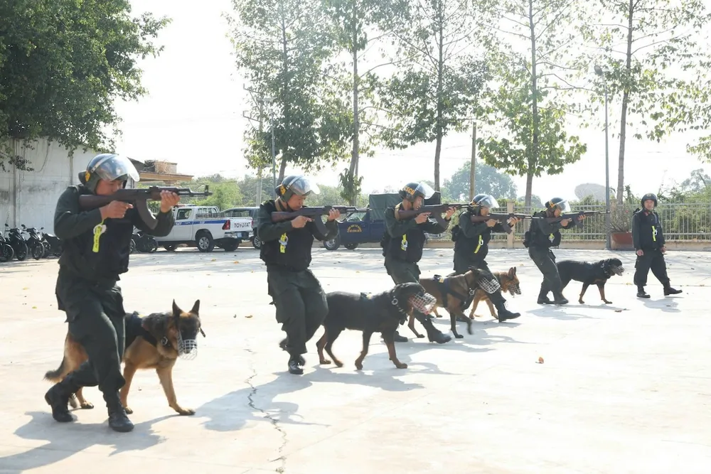 Đại tá Thuỳ nhấn mạnh lực lượng cán bộ huấn luyện và sử dụng chó nghiệp vụ phải có lòng yêu nghề, sự kiên trì và thái độ kỷ luật cao để hoàn thành nhiệm vụ được giao. Ảnh: NGUYỄN HẰNG tang-cuong-nang-luc-su-dung-cho-nghiep-vu-o-cac-don-vi-phia-nam-1.jpg
