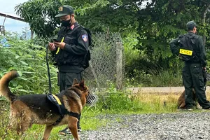 Cảnh sát sử dụng chó nghiệp vụ khám xét khu vườn 2 vợ chồng hờ mua bán ma túy