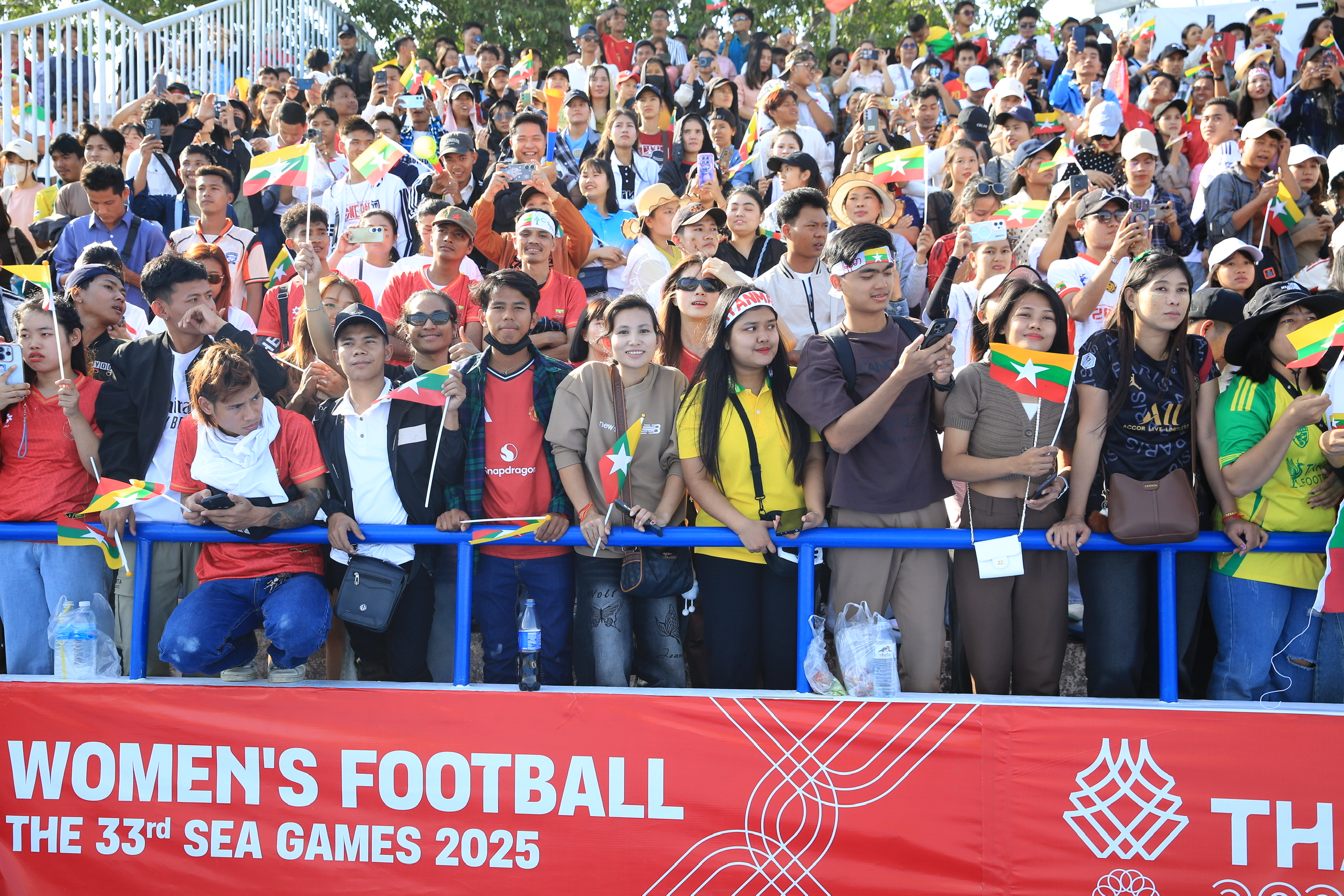 Cuồng nhiệt cổ động viên Myanmar, 'nóng rực' bầu không khí bóng đá nữ SEA Games- Ảnh 3.