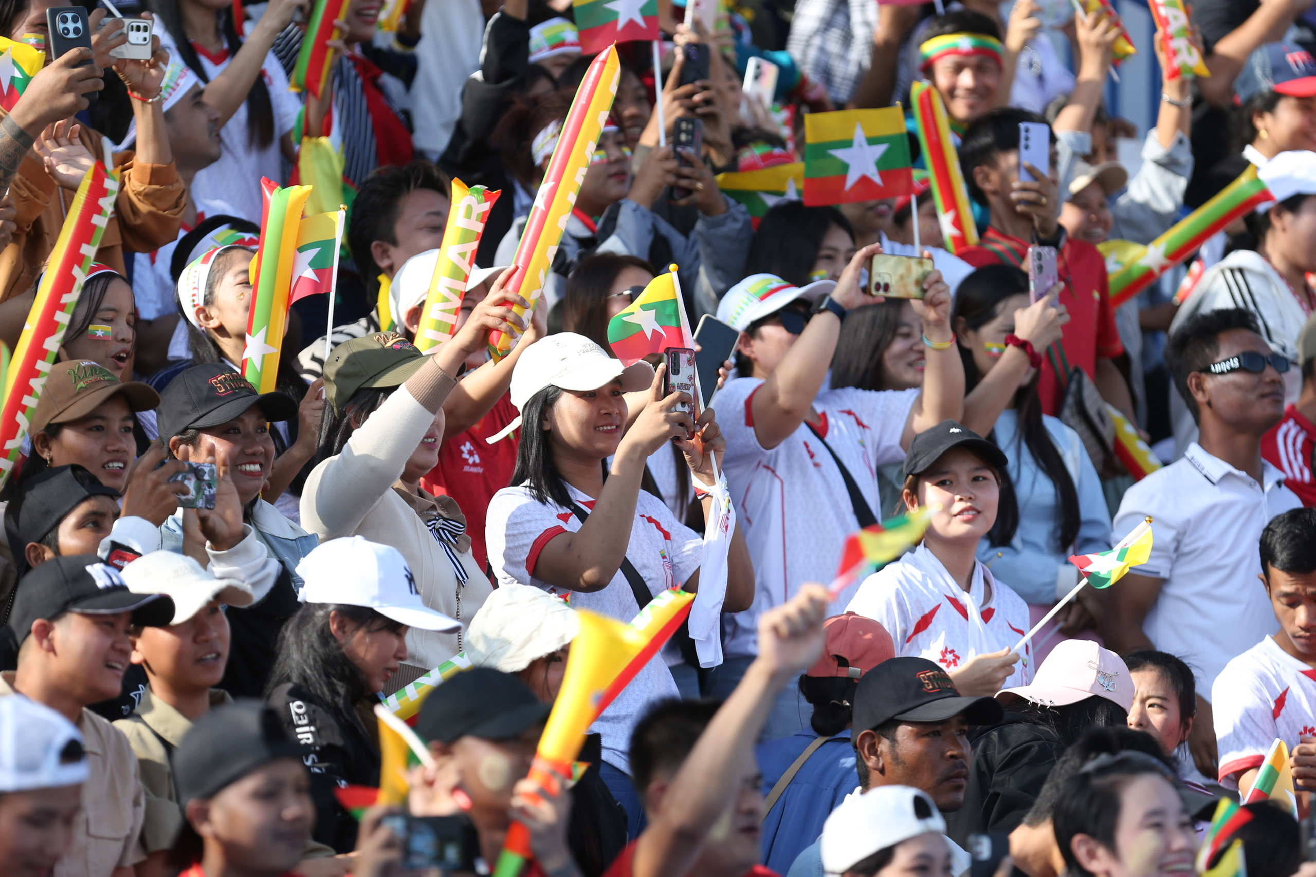 Cuồng nhiệt cổ động viên Myanmar, 'nóng rực' bầu không khí bóng đá nữ SEA Games- Ảnh 6.