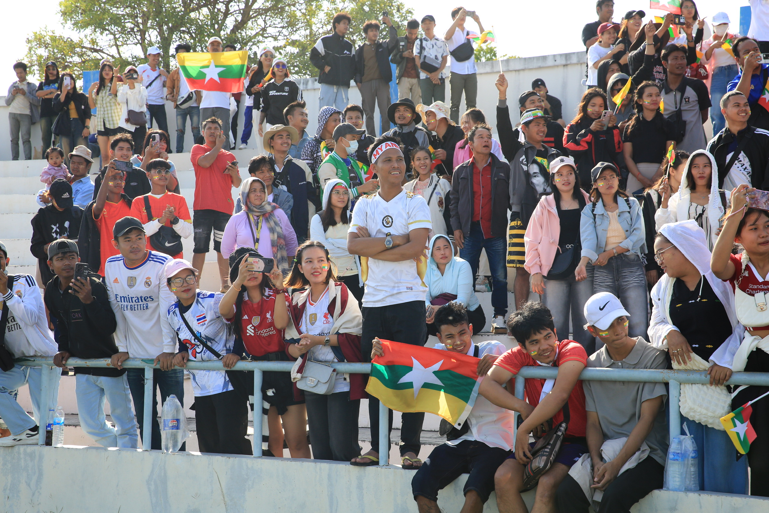 Cuồng nhiệt cổ động viên Myanmar, 'nóng rực' bầu không khí bóng đá nữ SEA Games- Ảnh 7.