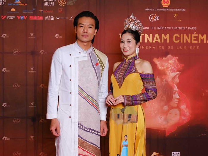 Dàn sao hội tụ tại thảm đỏ khai mạc Tuần lễ "Điện ảnh Việt Nam 2 Dàn sao hội tụ tại thảm đỏ khai mạc Tuần lễ Điện ảnh Việt Nam - Hành trình ánh sáng