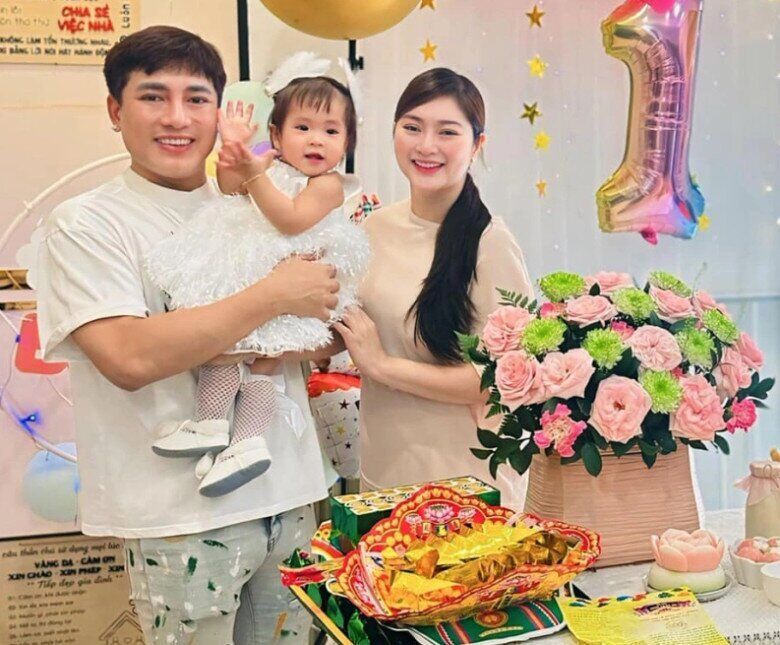 Sao Việt 24h: Châu Khải Phong dẫn "bạn gái nhỏ" đi chơi ngày mưa đầy lãng mạn khi không có Thanh Trúc bên cạnh 4 Vợ chồng Thanh Trúc - Châu Khải Phong đón ái nữ vào tháng 7/2024.