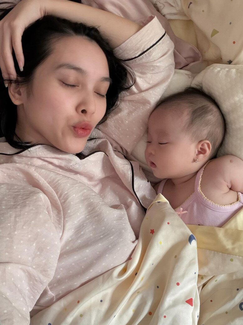 Sao Việt 24h: Châu Khải Phong dẫn "bạn gái nhỏ" đi chơi ngày mưa đầy lãng mạn khi không có Thanh Trúc bên cạnh 10 Sao Việt 24h: Châu Khải Phong dẫn amp;#34;bạn gái nhỏamp;#34; đi chơi ngày mưa đầy lãng mạn khi không có Thanh Trúc bên cạnh - 9