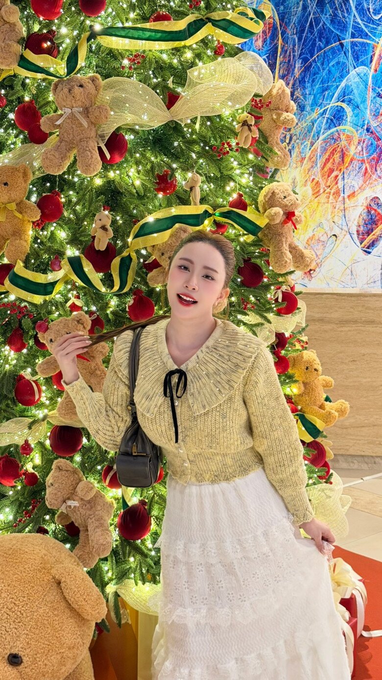 Sao Việt 24h: Châu Khải Phong dẫn "bạn gái nhỏ" đi chơi ngày mưa đầy lãng mạn khi không có Thanh Trúc bên cạnh 11 Sao Việt 24h: Châu Khải Phong dẫn amp;#34;bạn gái nhỏamp;#34; đi chơi ngày mưa đầy lãng mạn khi không có Thanh Trúc bên cạnh - 10