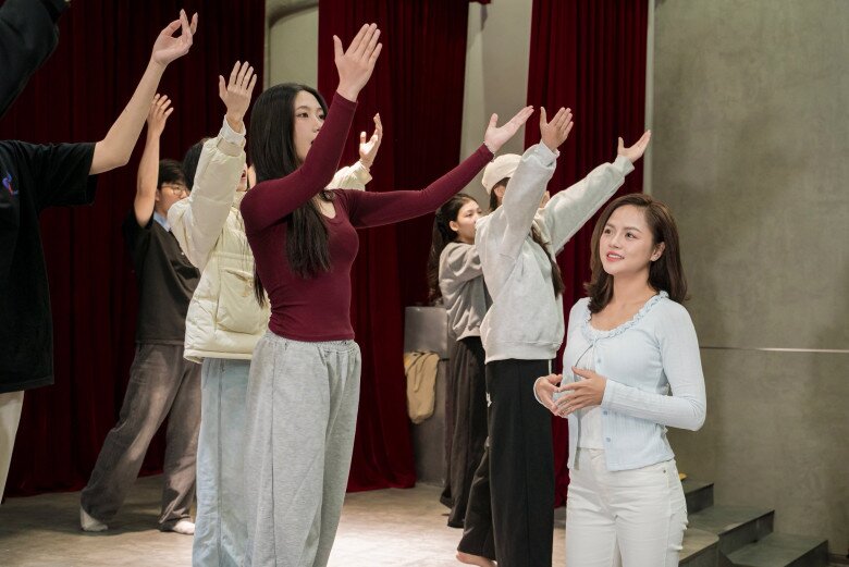 Sao Việt 24h: Châu Khải Phong dẫn "bạn gái nhỏ" đi chơi ngày mưa đầy lãng mạn khi không có Thanh Trúc bên cạnh 13 Sao Việt 24h: Châu Khải Phong dẫn amp;#34;bạn gái nhỏamp;#34; đi chơi ngày mưa đầy lãng mạn khi không có Thanh Trúc bên cạnh - 12