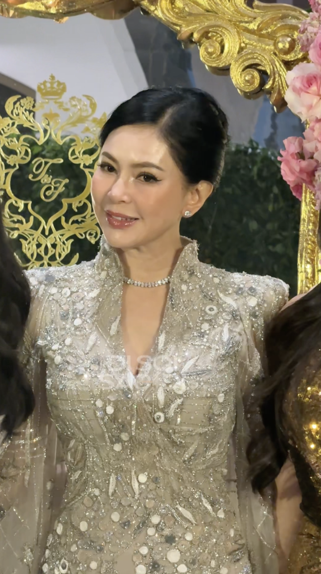 Đám cưới nhà tỷ phú khiến dân tình mãn nhãn: Người mặc sến lại rất sang, người đơn giản thì lại quá tinh tế- Ảnh 6. Đám cưới nhà tỷ phú khiến dân tình mãn nhãn: Người mặc sến lại rất sang, người đơn giản thì lại quá tinh tế- Ảnh 6.