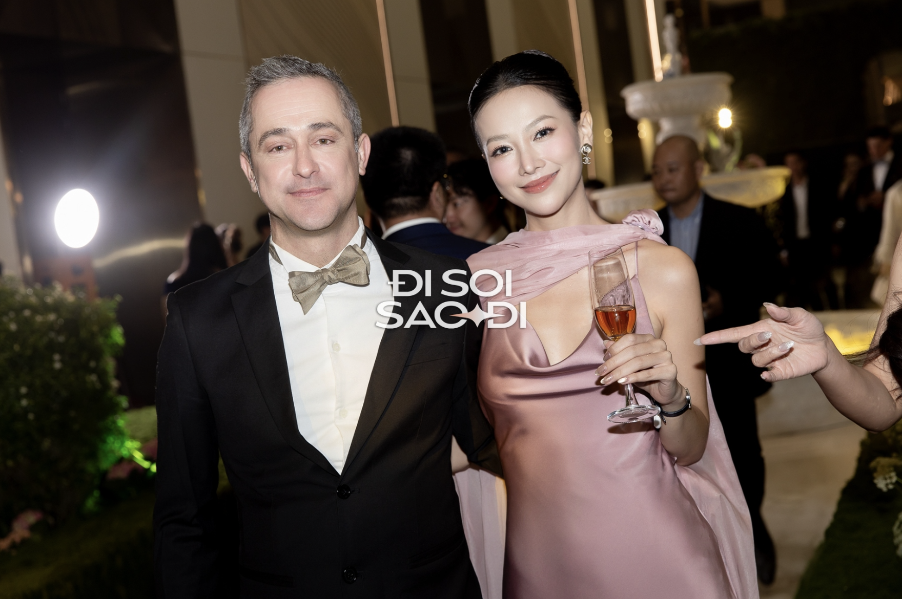 Đám cưới nhà tỷ phú khiến dân tình mãn nhãn: Người mặc sến lại rất sang, người đơn giản thì lại quá tinh tế- Ảnh 10. Đám cưới nhà tỷ phú khiến dân tình mãn nhãn: Người mặc sến lại rất sang, người đơn giản thì lại quá tinh tế- Ảnh 10.