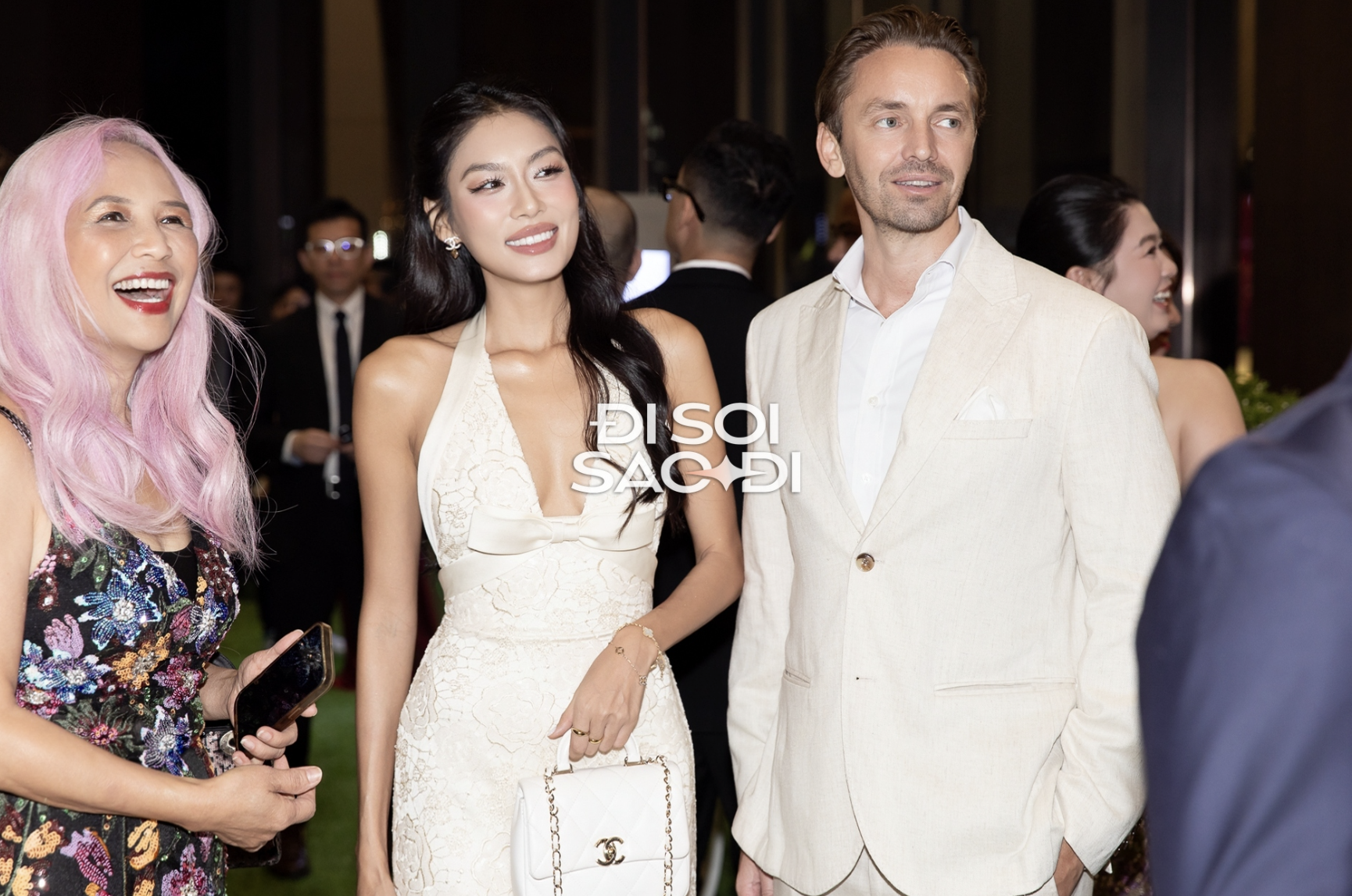 Đám cưới nhà tỷ phú khiến dân tình mãn nhãn: Người mặc sến lại rất sang, người đơn giản thì lại quá tinh tế- Ảnh 13. Đám cưới nhà tỷ phú khiến dân tình mãn nhãn: Người mặc sến lại rất sang, người đơn giản thì lại quá tinh tế- Ảnh 13.