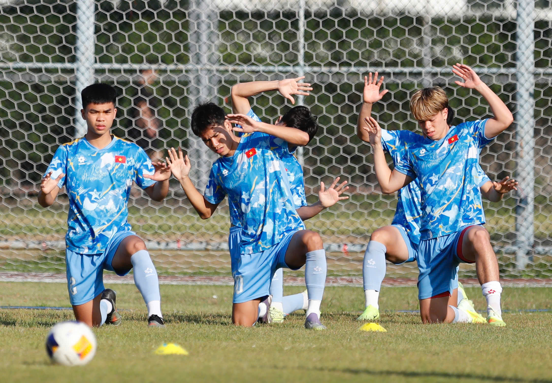 Trực thăng quần thảo buổi tập U.23 Việt Nam, ông Kim sẵn sàng 'đạn dược' cho trận đại chiến Malaysia- Ảnh 9.