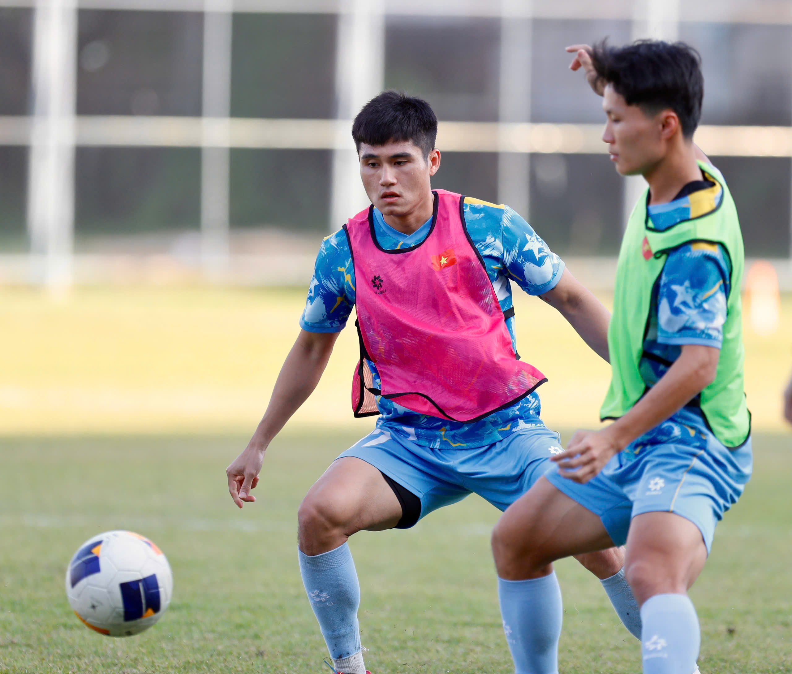 Trực thăng quần thảo buổi tập U.23 Việt Nam, ông Kim sẵn sàng 'đạn dược' cho trận đại chiến Malaysia- Ảnh 13.