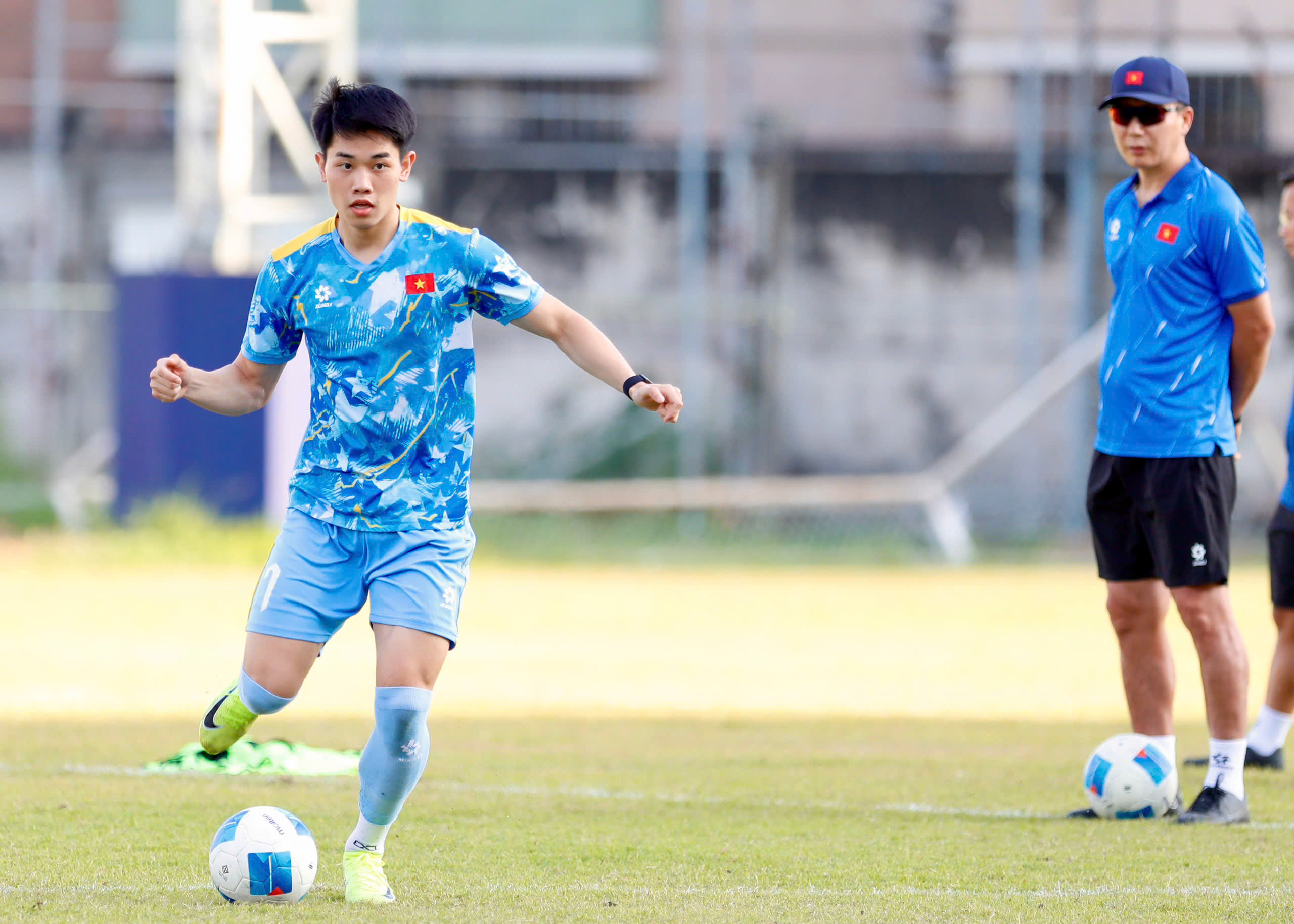 Trực thăng quần thảo buổi tập U.23 Việt Nam, ông Kim sẵn sàng 'đạn dược' cho trận đại chiến Malaysia- Ảnh 18.