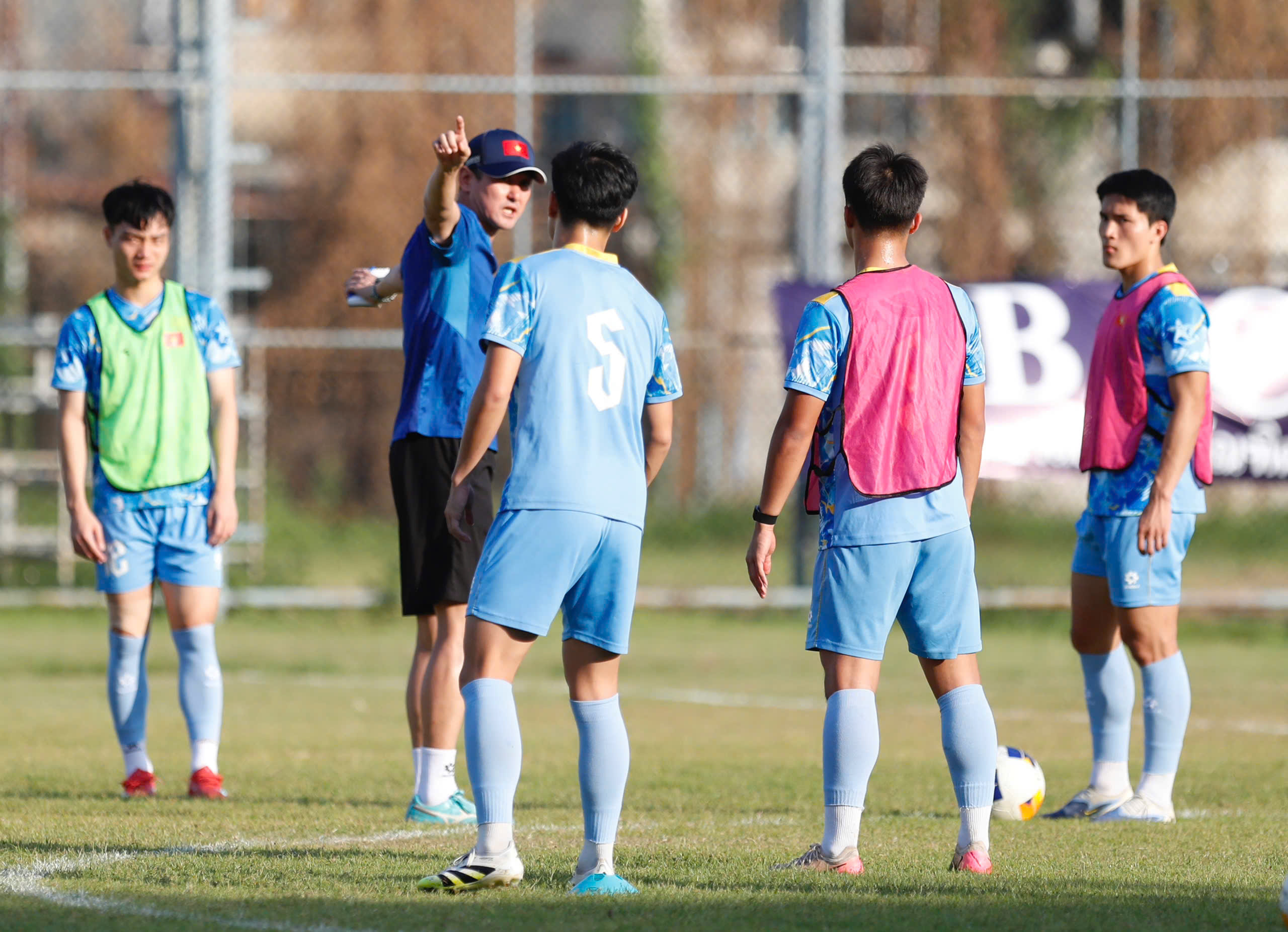 Trực thăng quần thảo buổi tập U.23 Việt Nam, ông Kim sẵn sàng 'đạn dược' cho trận đại chiến Malaysia- Ảnh 20.