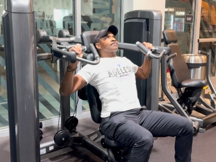 Ông lão U80 được ngưỡng mộ vì vẻ cường tráng, trẻ trung như thanh niên 5 Ngoài chế độ ăn uống lành mạnh, Nate cũng duy trì tập luyện đều đặn.