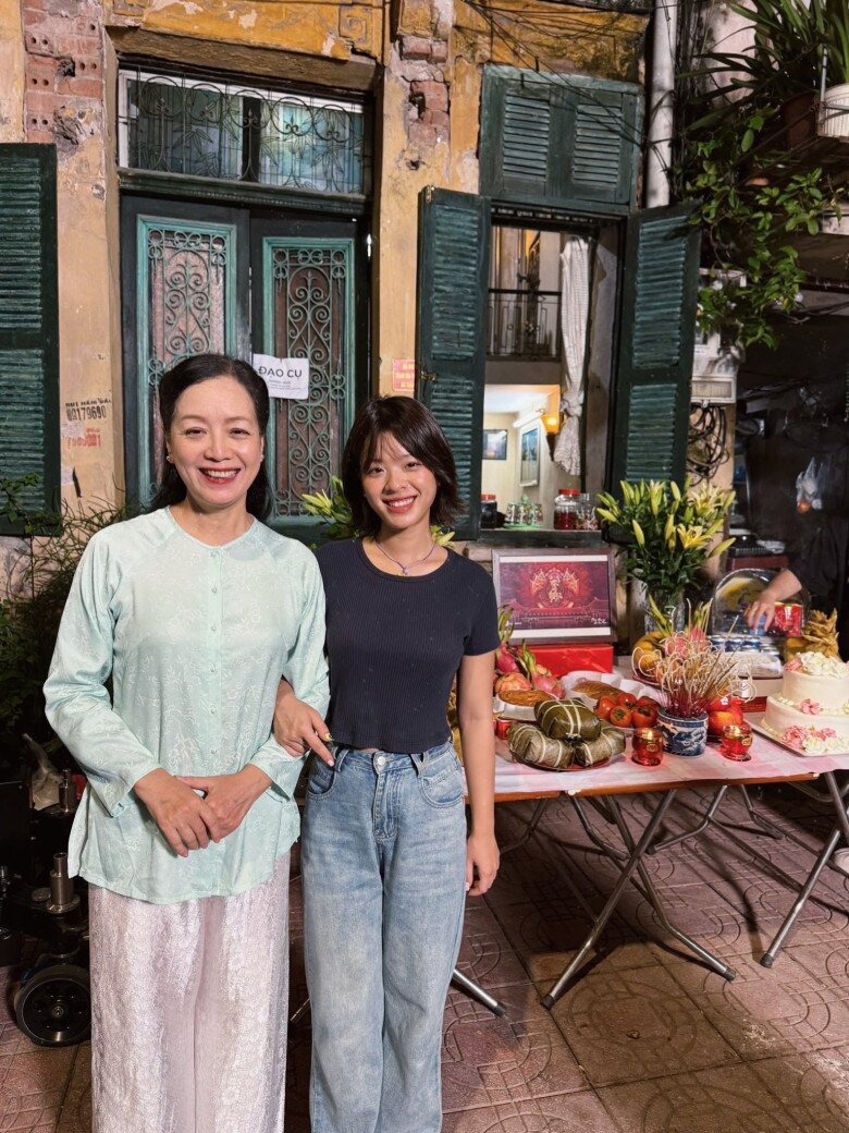 Dân tình khen ngợi nhan sắc Hồng Khanh hết lời, nhận xét chuẩn “bản sao” của mẹ.