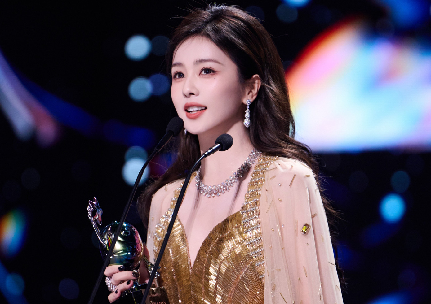 1765197864 323 Bach Loc bi chi trich