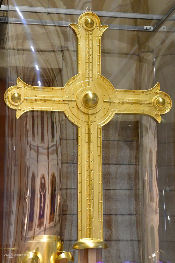 Thánh giá mạ vàng nặng 400 kg, cao hơn 3,7 m. Ảnh: Thanh Tùng