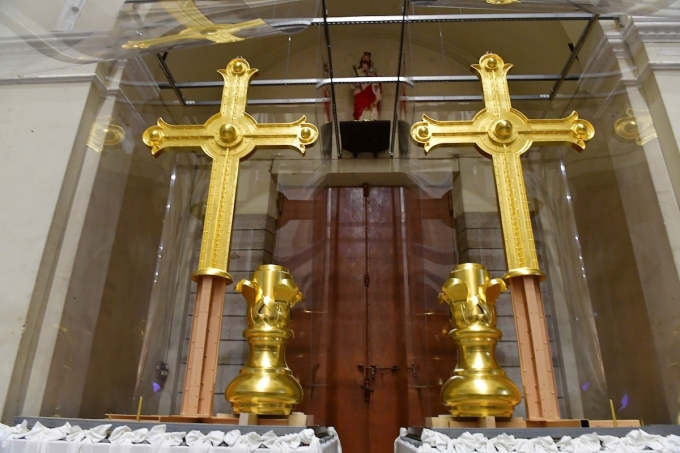 Hai Thánh giá mạ vàng nặng 400 kg, cao hơn 3,7 m được đặt bên trong lễ đường Nhà thờ Đức Bà Sài Gòn từ ngày 8/12 đến tháng 4/2026. Ảnh: Thanh Tùng