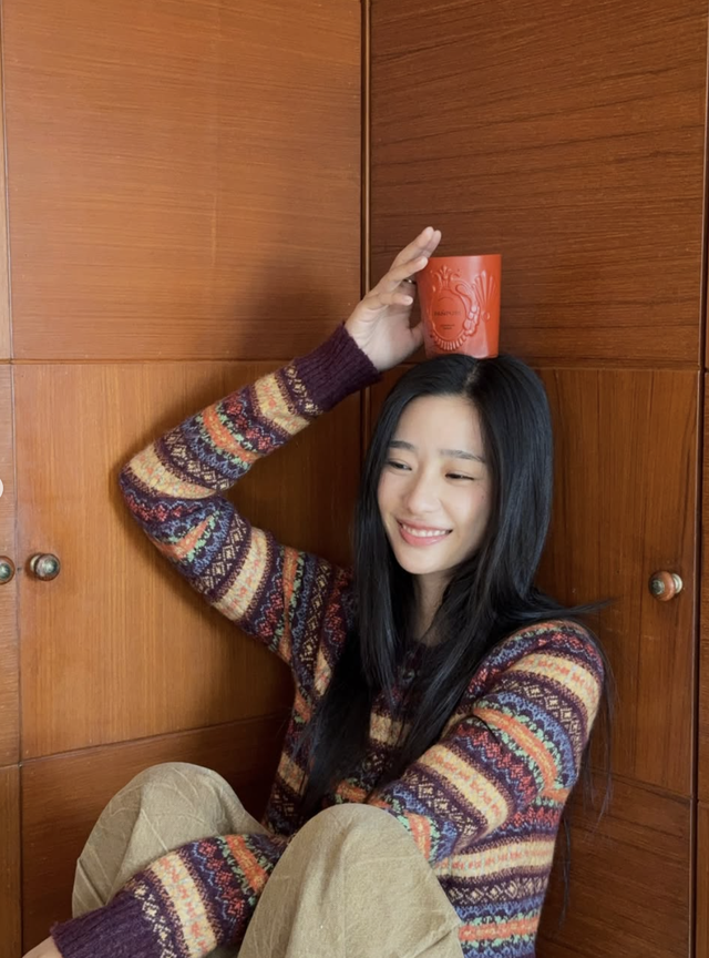 Áo len trở thành lựa chọn hoàn hảo cho tiết trời se lạnh 4 Áo len trở thành lựa chọn hoàn hảo cho tiết trời se lạnh - Ảnh 4.