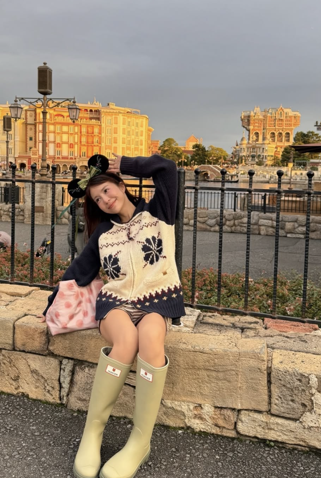 Áo len trở thành lựa chọn hoàn hảo cho tiết trời se lạnh 5 Áo len trở thành lựa chọn hoàn hảo cho tiết trời se lạnh - Ảnh 5.