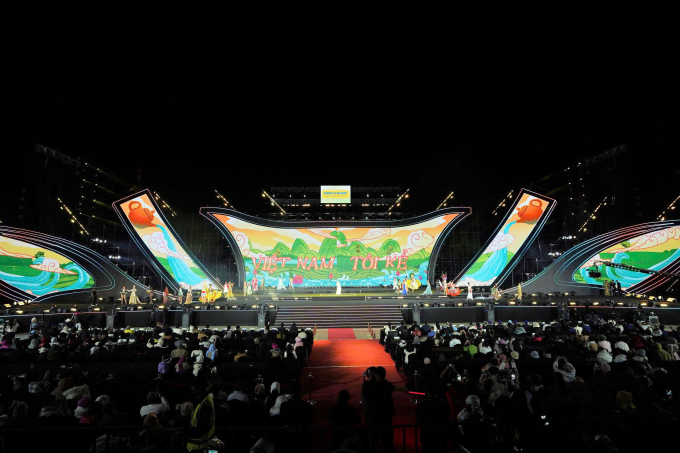 Đêm bế mạc thu hút hàng nghìn người dân và du khách đổ về Quảng trường Lâm Viên, Đà Lạt. Ảnh: BTC