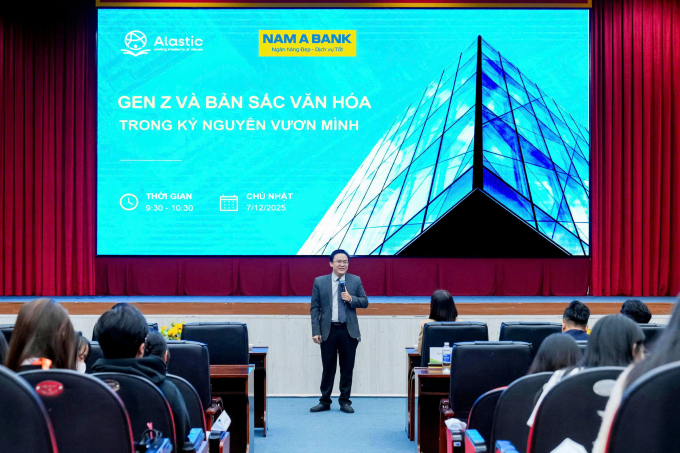 Diễn giả Vũ Đức Trí Thể chia sẻ về chủ đề Gen Z và Bản sắc văn hóa trong kỷ nguyên vươn mình. Ảnh: BTC